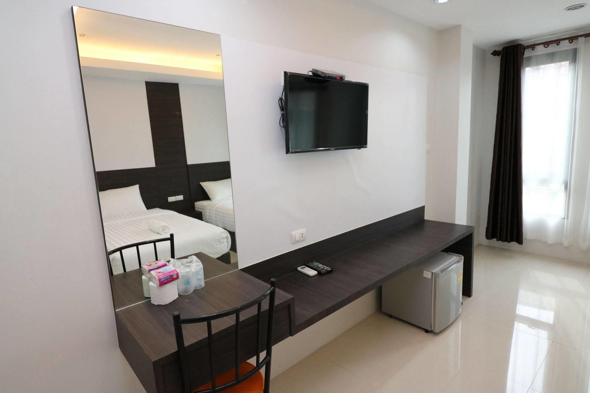 Calivefornia 2016 Hotel Chiang Rai Bagian luar foto