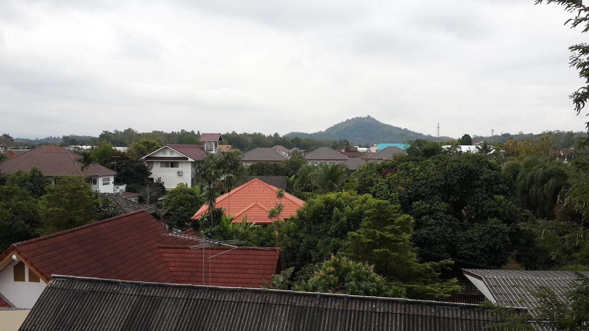 Calivefornia 2016 Hotel Chiang Rai Bagian luar foto